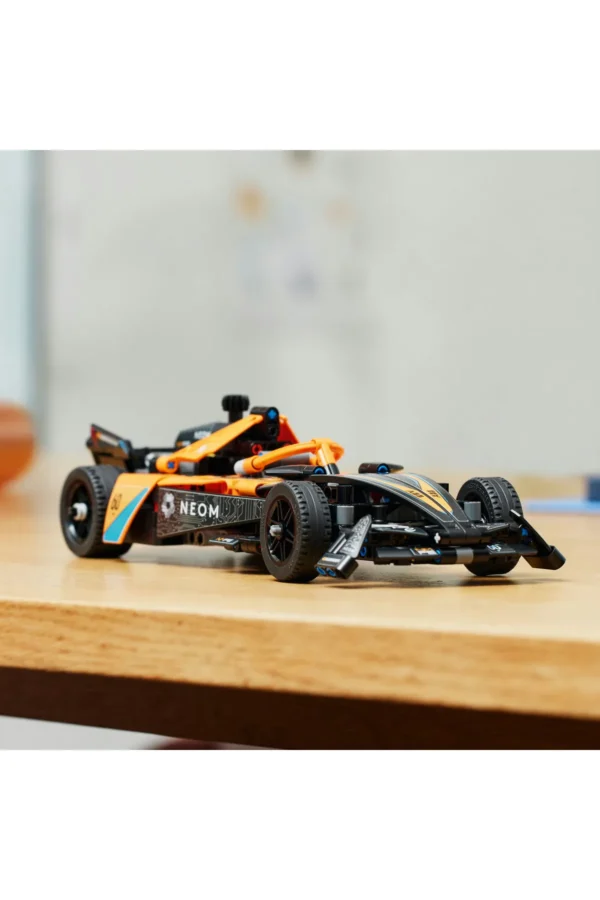 LEGO Technic NEOM McLaren Formula E Yarış Arabası 42169 -9 Yaş ve Üzeri İçin Yapım Seti (452 Parça) - Görsel 4