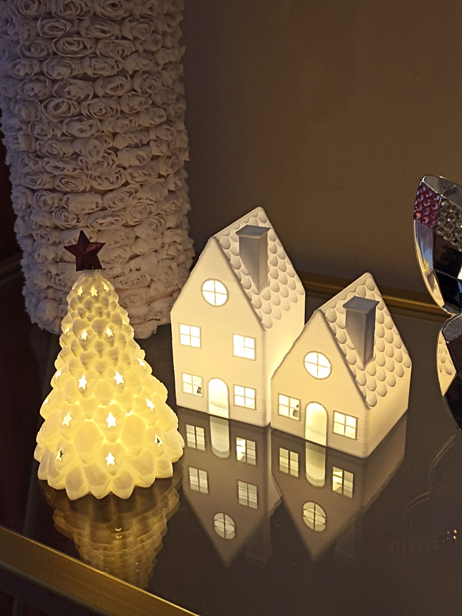 Yılbaşı Dekorasyon Led Mumlu 2 li Ev ve 12 cm Çam Ağacı Seti - Görsel 3