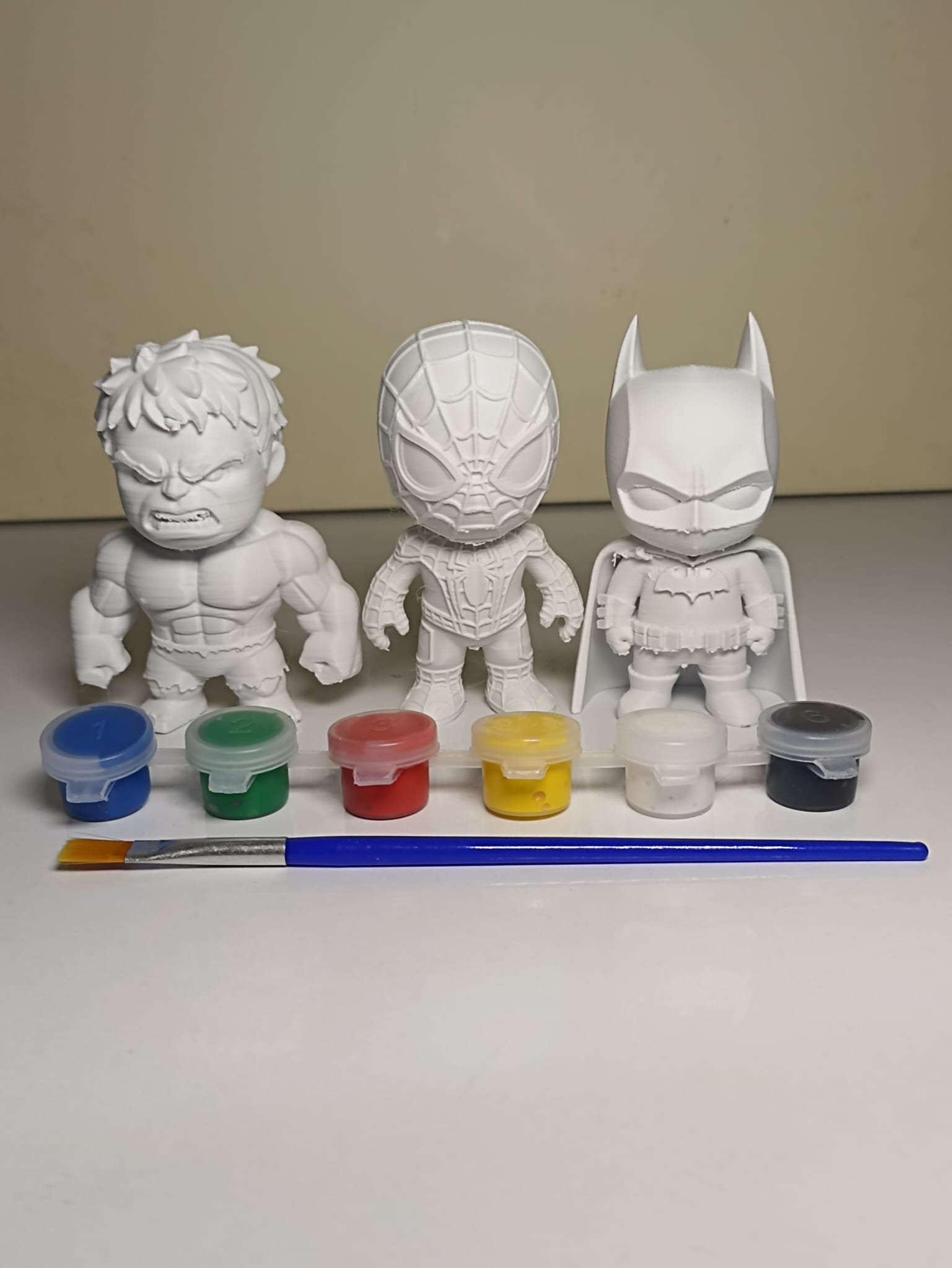 3 ADET SÜPER KAHRAMANLAR BOYAMA ETKİNLİĞİ 9 CM BOYA VE FIRÇA DAHİLDİR PLASTİKTİR