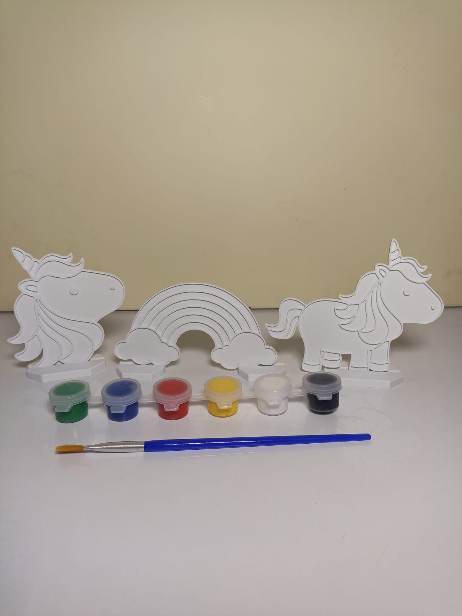 UNİCORN GÖKKUŞAĞI BOYAMA ETKİNLİĞİ 6-9 cm 6 LI BOYA VE FIRÇA DAHİLDİR PLASTİKTİR