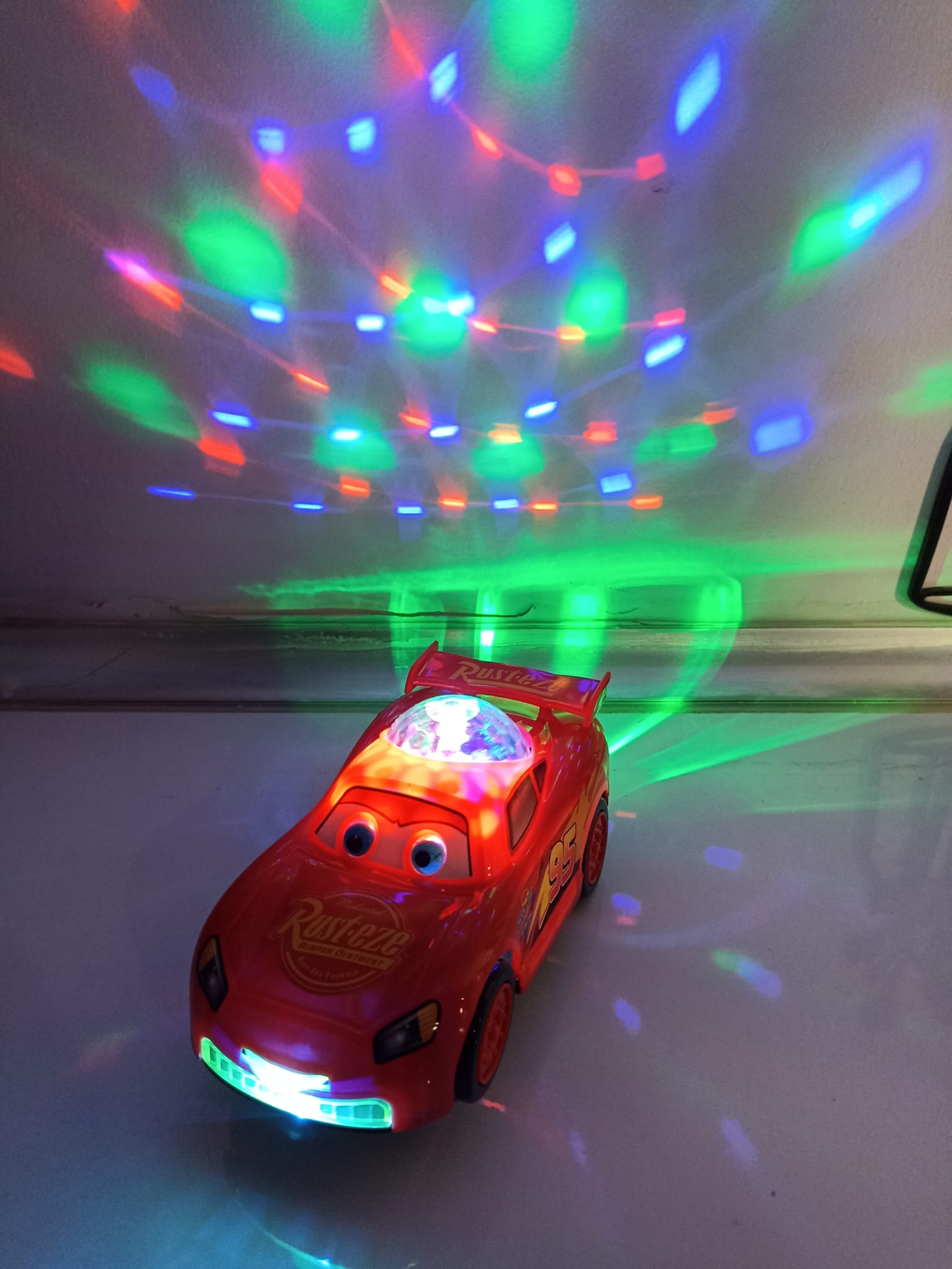 Işıklı Sesli Topu Döner Gözleri Oynar Dil Çıkarır Çarpıp Döner Kırmızı Araba 16 cm