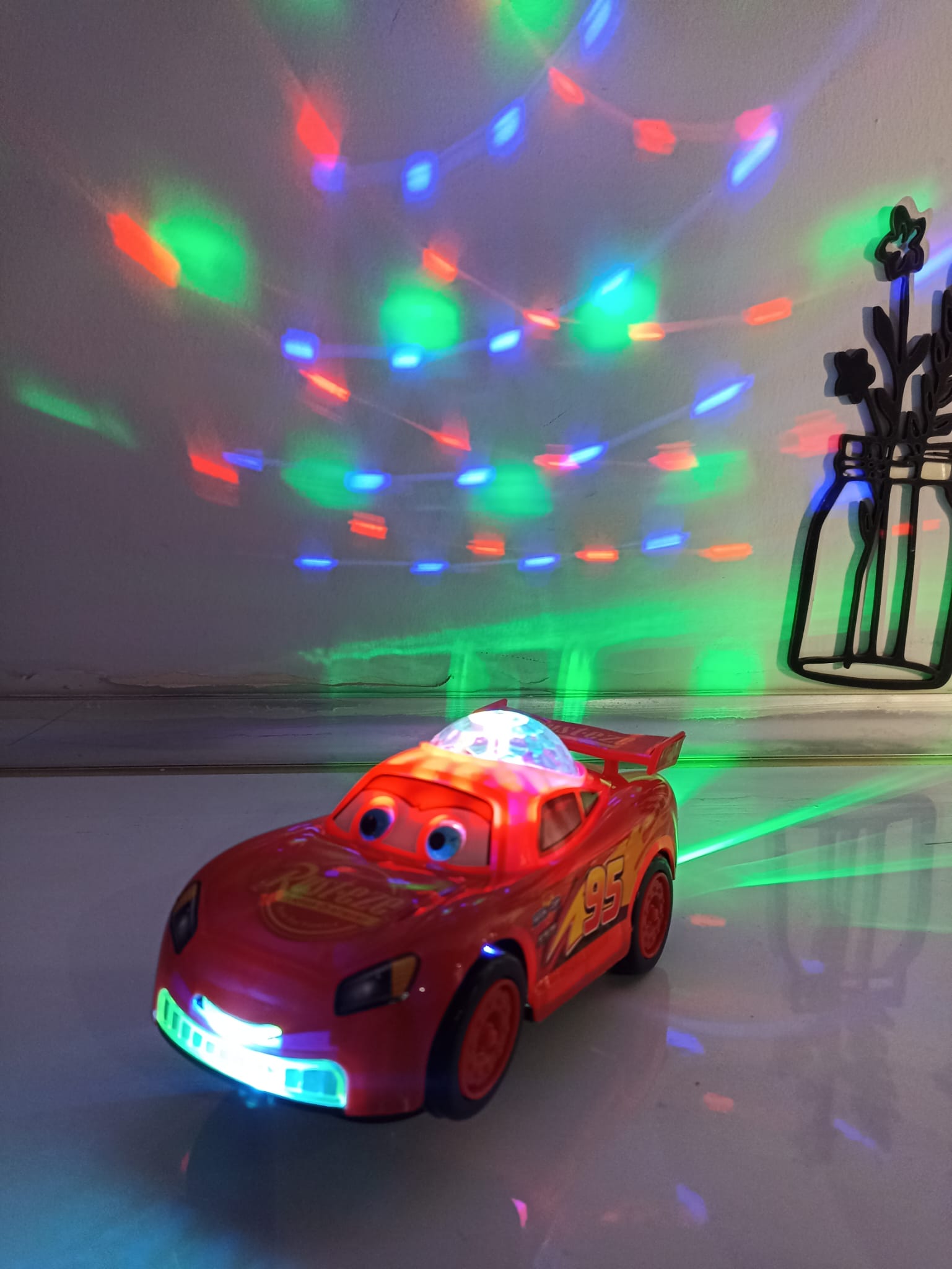 Işıklı Sesli Topu Döner Gözleri Oynar Dil Çıkarır Çarpıp Döner Kırmızı Araba 16 cm - Görsel 2